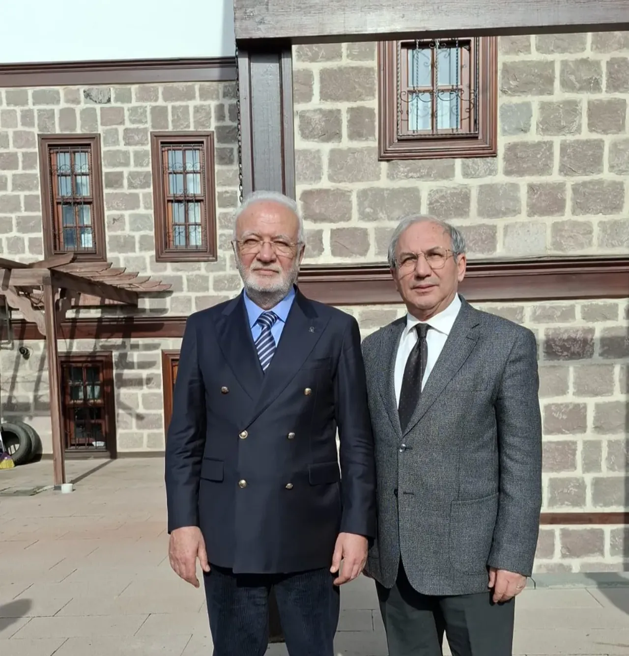 Elitaş, Ankara Temsilcimiz Akif Bülbül’ün de aralarında olduğu gazetecilerle buluştu.