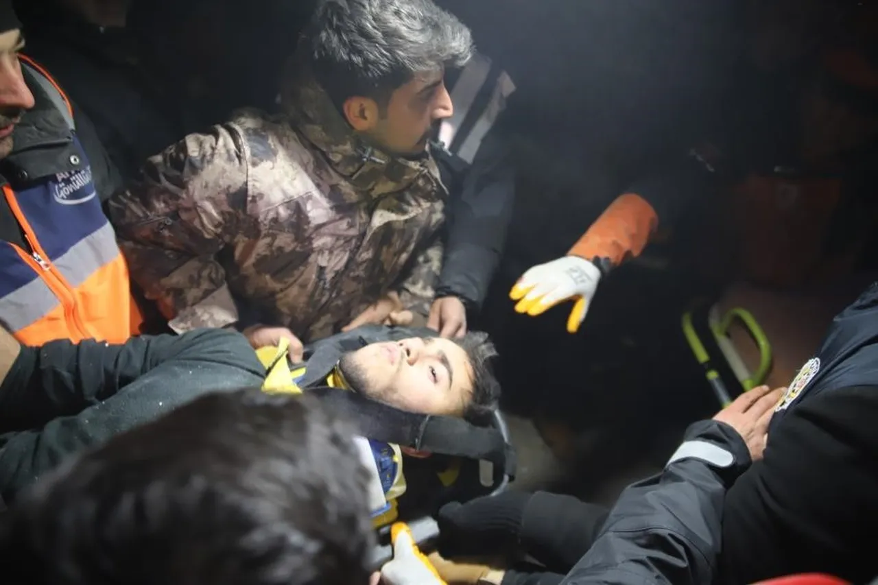 Enkazda 5 günün hikayesi! İdrarını içip, çiçek yemişti! Her şeyi tek tek anlattı