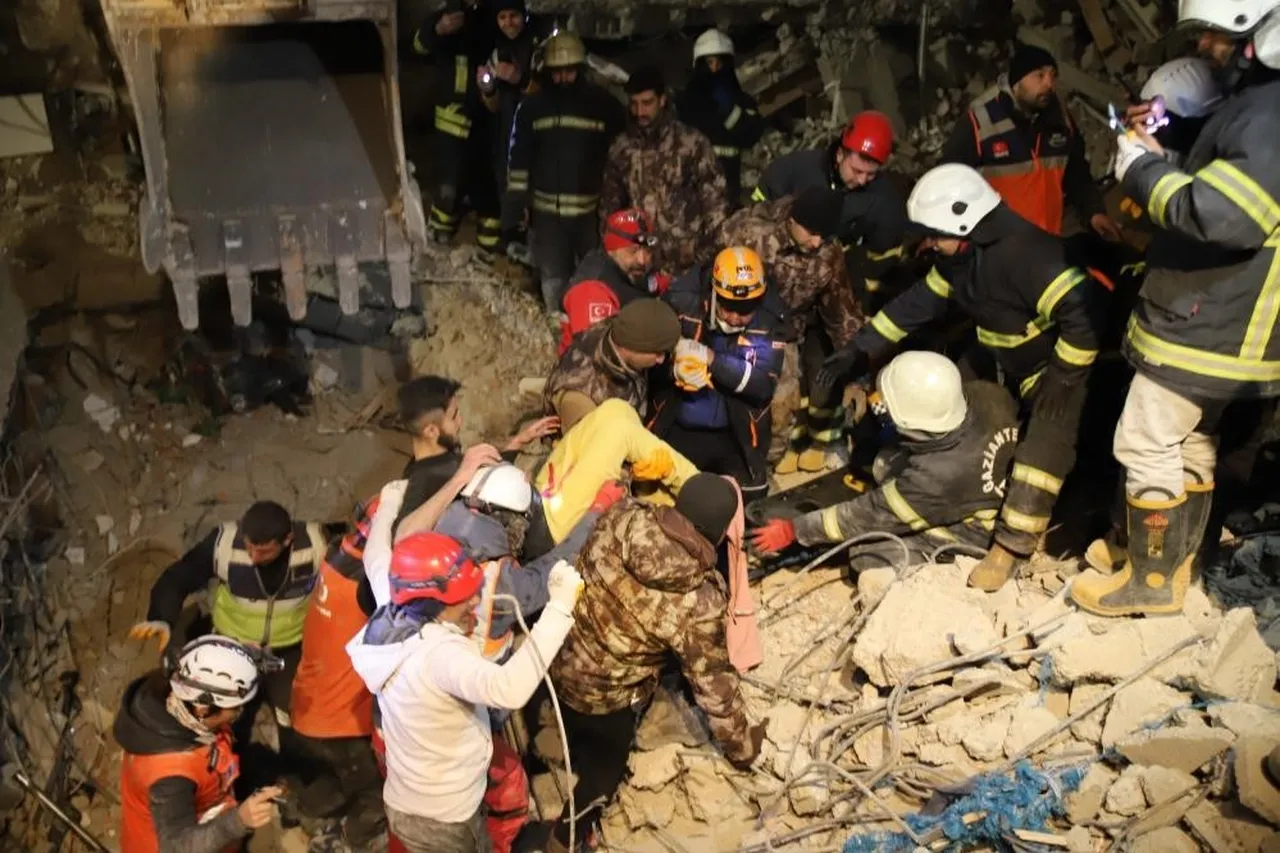 Enkazda 5 günün hikayesi! İdrarını içip, çiçek yemişti! Her şeyi tek tek anlattı