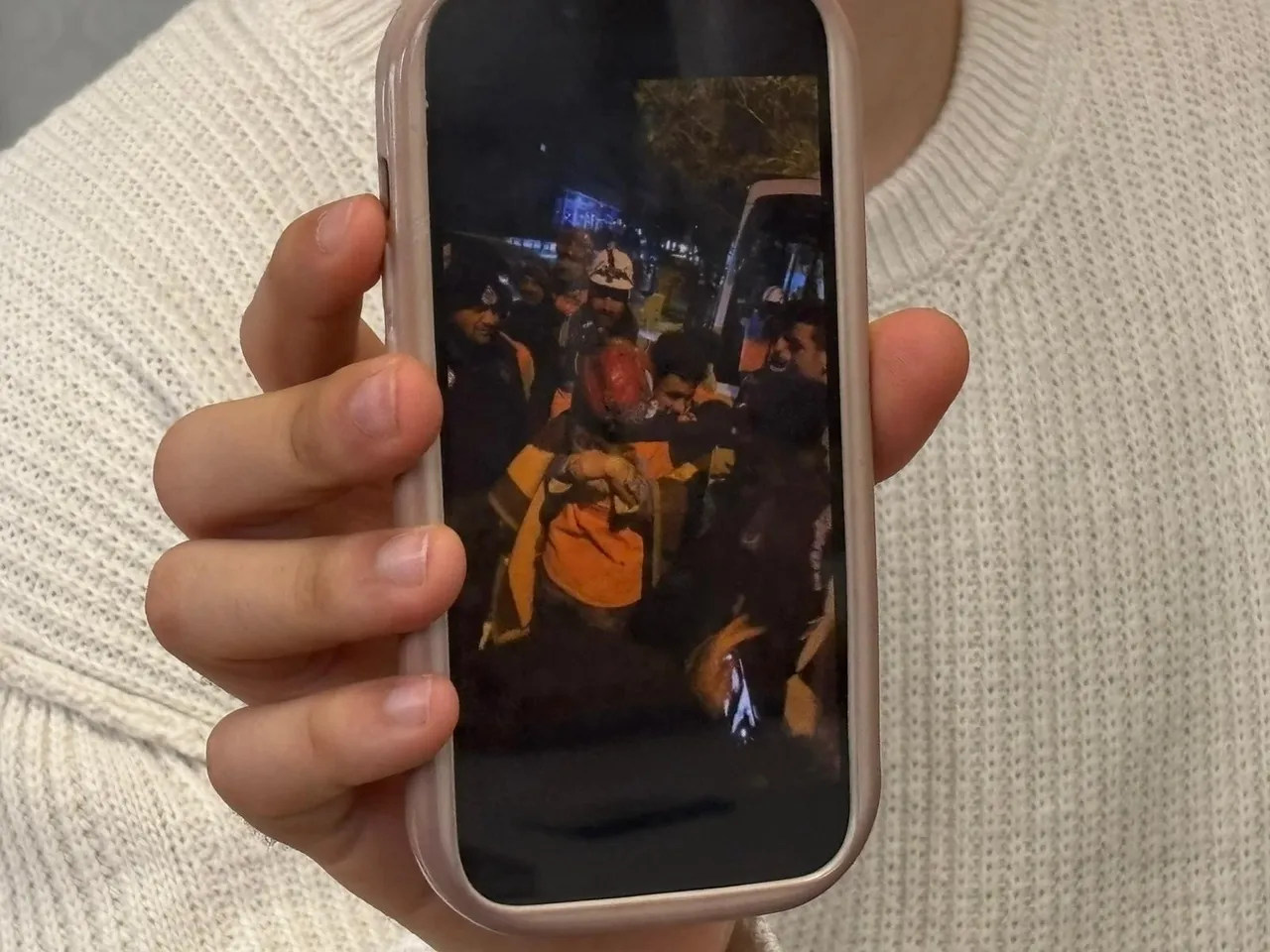 Enkazda 5 günün hikayesi! İdrarını içip, çiçek yemişti! Her şeyi tek tek anlattı