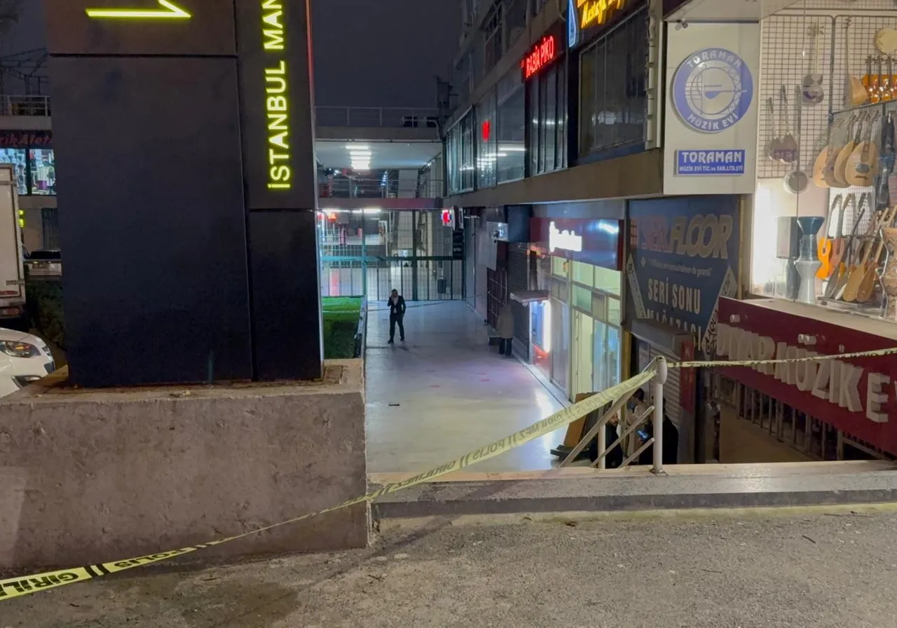 Fatih'te maskeli, silahlı banka soygunu! Paraları alıp kaçtı, her yerde aranıyor