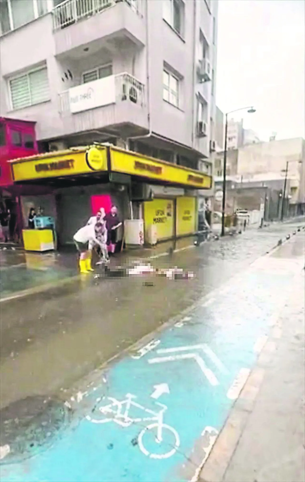 İzmir’in Konak ilçesi Alsancak semtinde 12 Temmuz 2024’te sağanakta yolun karşısına geçmeye çalışırken su birikintisine basıp, rögar çalışmasında açığa çıkarılan elektrik kablosundan akıma kapılan Özge Ceren Deniz (23) ile onu kurtarmaya çalışan İnanç Öktemay (44) hayatını kaybetmişti.