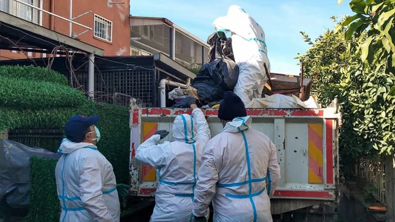 İki evden çıkan çöp ekipleri bile şaşırdı! 13 kamyon hıncahınç doldu