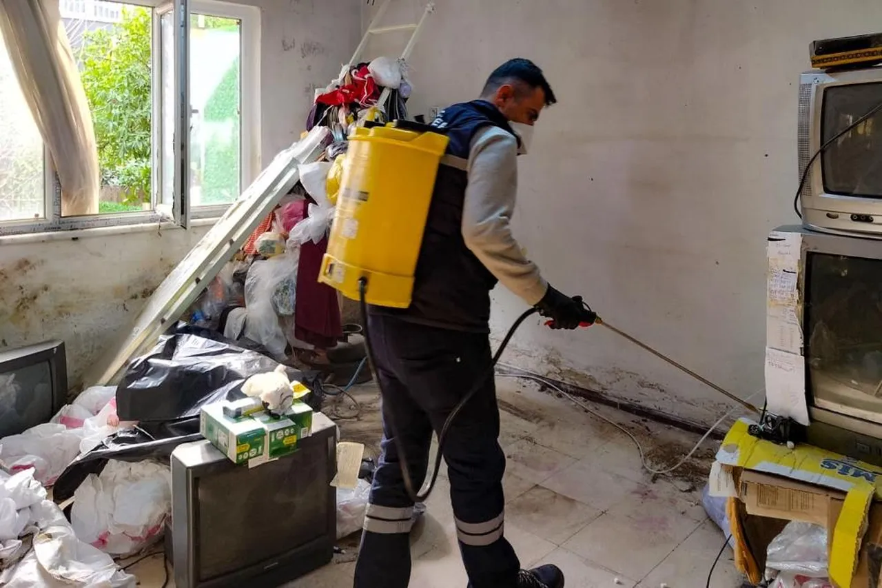 İki evden çıkan çöp ekipleri bile şaşırdı! 13 kamyon hıncahınç doldu