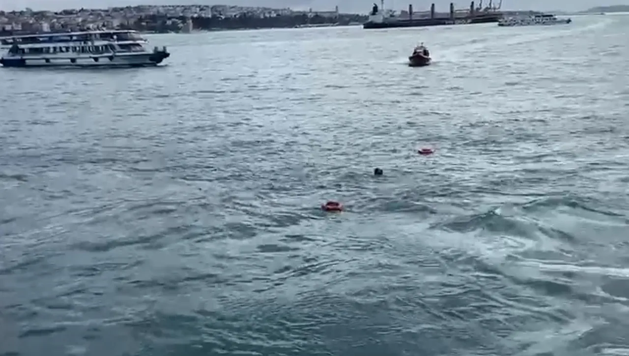 İstanbul Boğazı’nda korku dolu anlar! Suya atlayan yolcu yürekleri ağza getirdi