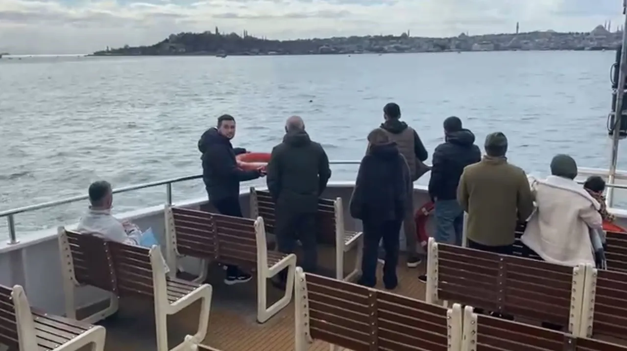 İstanbul Boğazı’nda korku dolu anlar! Suya atlayan yolcu yürekleri ağza getirdi