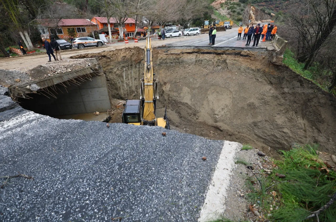 İzmir'de şiddetli yağış! Selçuk-Aydın kara yolunda çökme meydana geldi