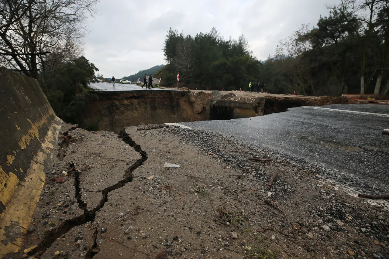 İzmirde şiddetli yağış! Selçuk-Aydın kara yolunda çökme meydana geldi