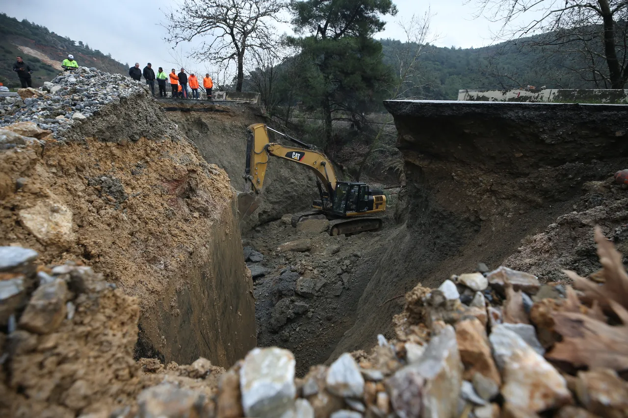 İzmirde şiddetli yağış! Selçuk-Aydın kara yolunda çökme meydana geldi