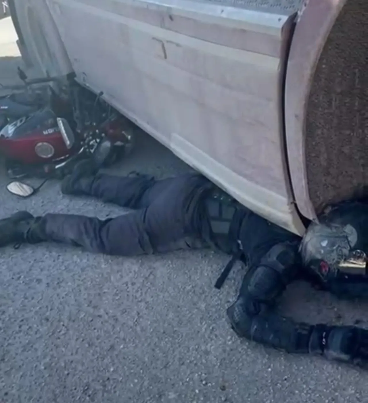 Kask ve koruyucu kıyafetin önemi! Sürücünün kamyon altındaki sakinliği şaşırttı