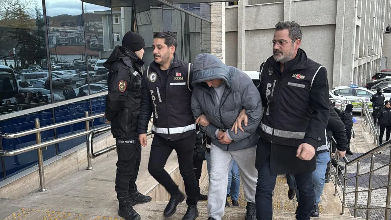 Kusurlu araçları rüşvetle muayeneden geçiriyorlardı! 11 şüpheli adliyede