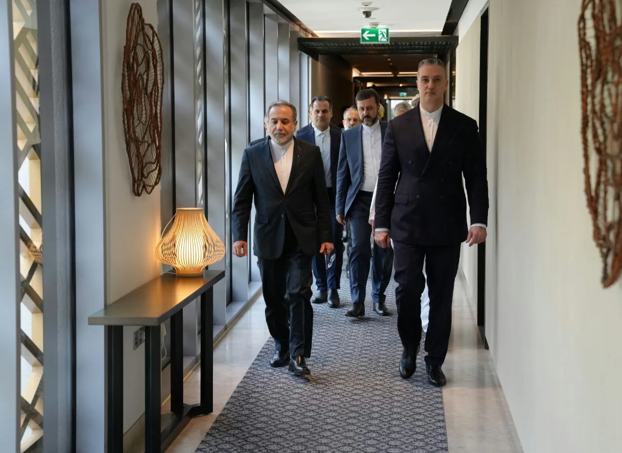 İran-ABD müzakereleri için Umman'da bulunan İran Dışişleri Bakanı Abbas Erakçi (solda))