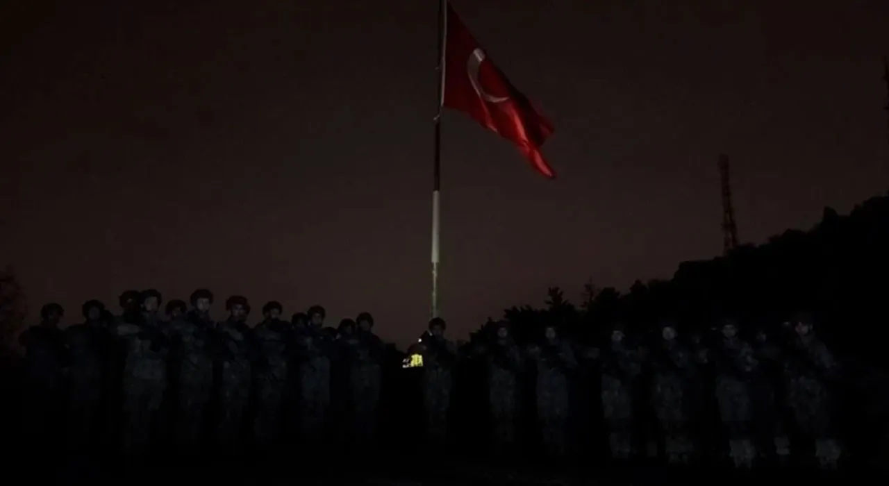 Mehmetçik deprem şehitlerini andı! Bayrak altında saygı duruşu