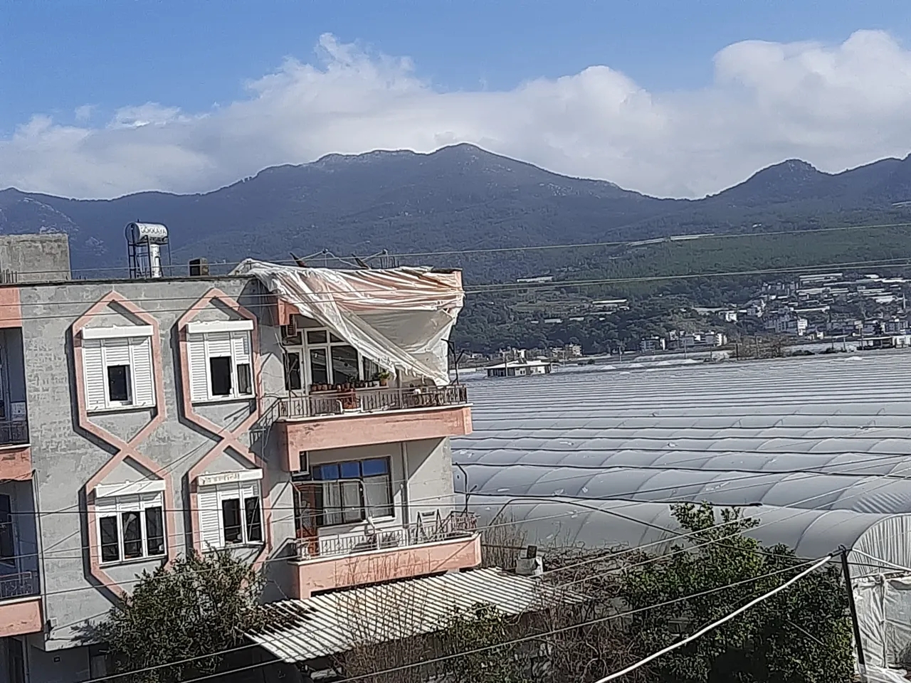 Meteoroloji uyarmıştı! Antalya’da hortum seraları talan etti