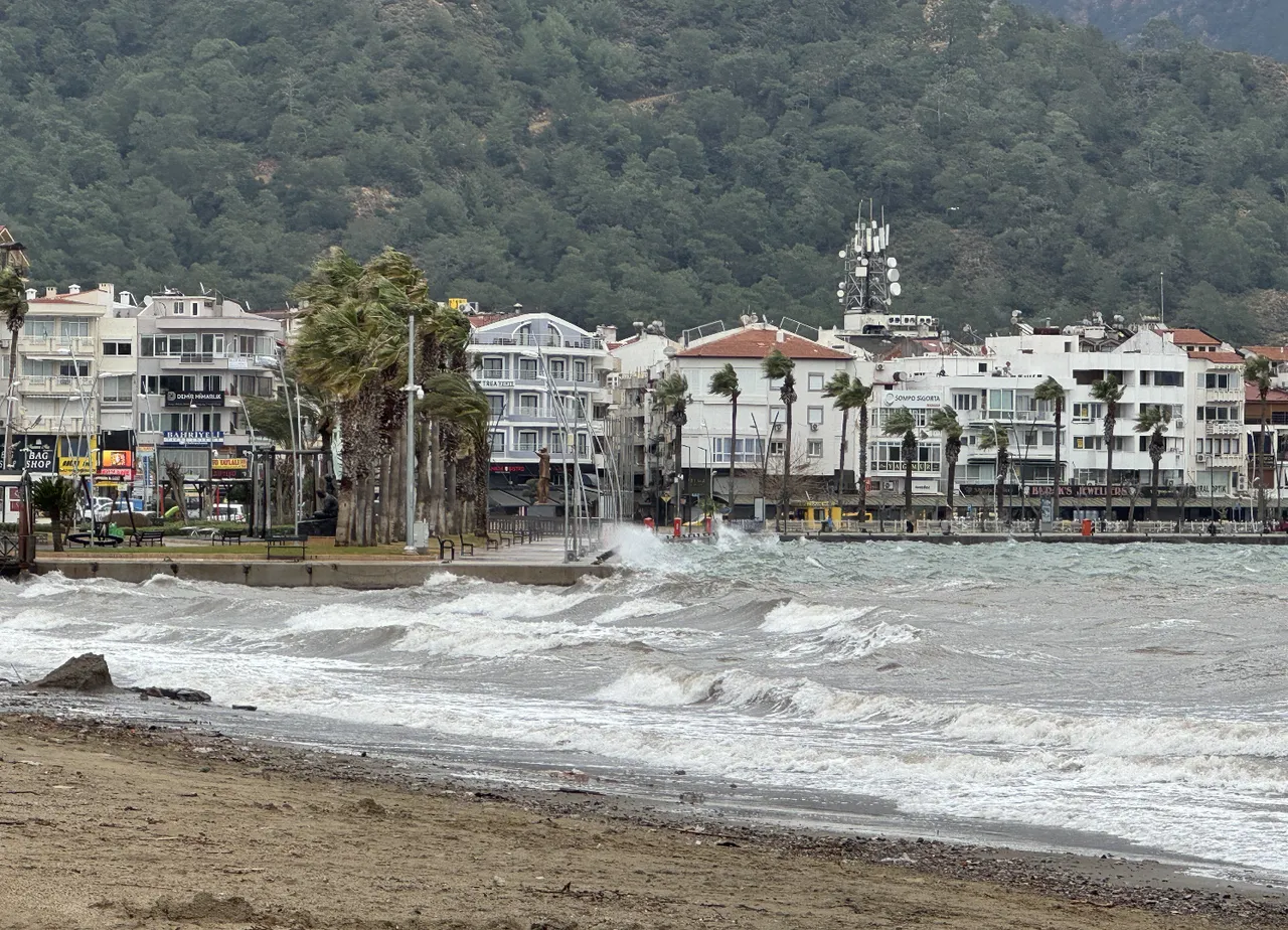 Muğla’yı hem sel hem fırtına vurdu: Evler, iş yerleri sular altında, maddi hasar çok büyük