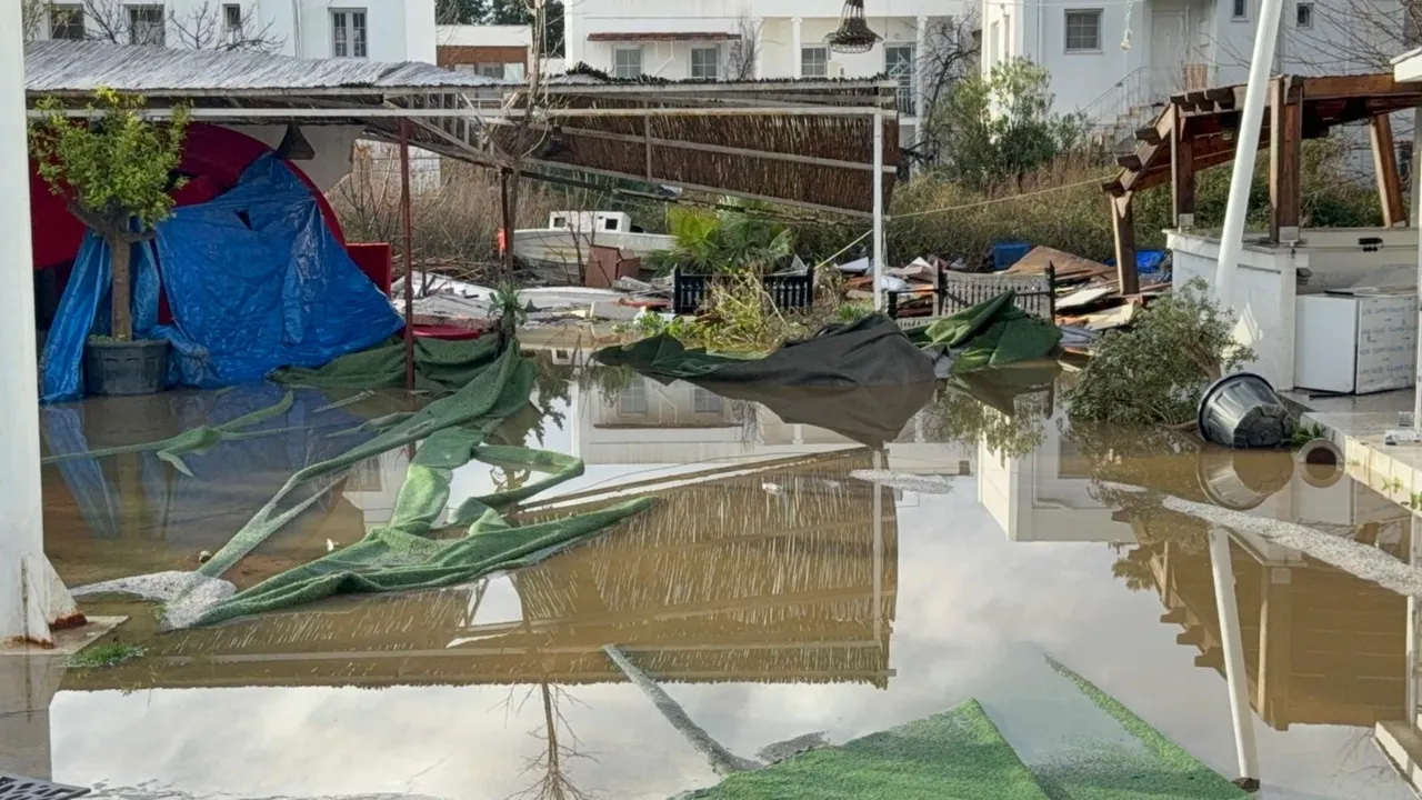 Muğla’yı hem sel hem fırtına vurdu: Evler, iş yerleri sular altında, maddi hasar çok büyük