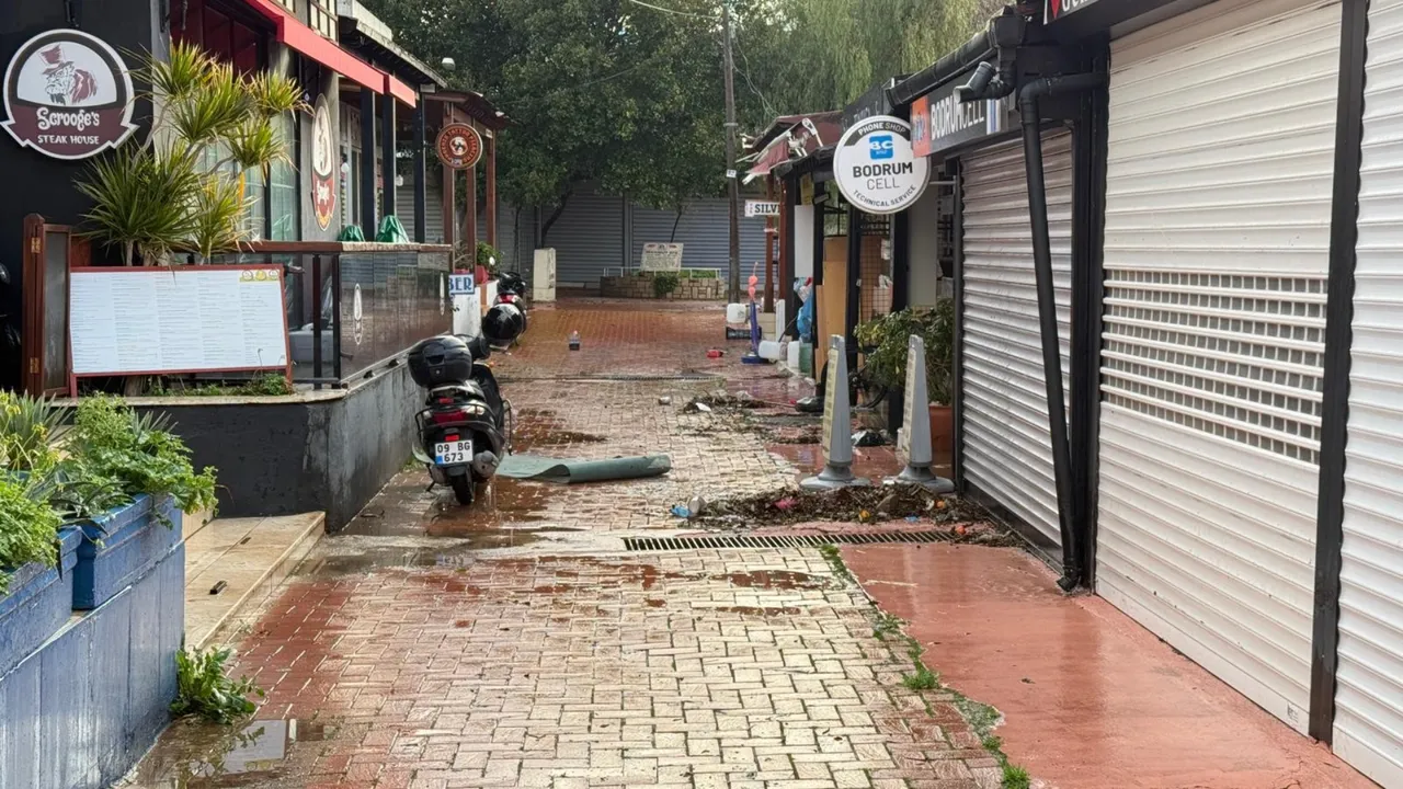 Muğla’yı hem sel hem fırtına vurdu: Evler, iş yerleri sular altında, maddi hasar çok büyük