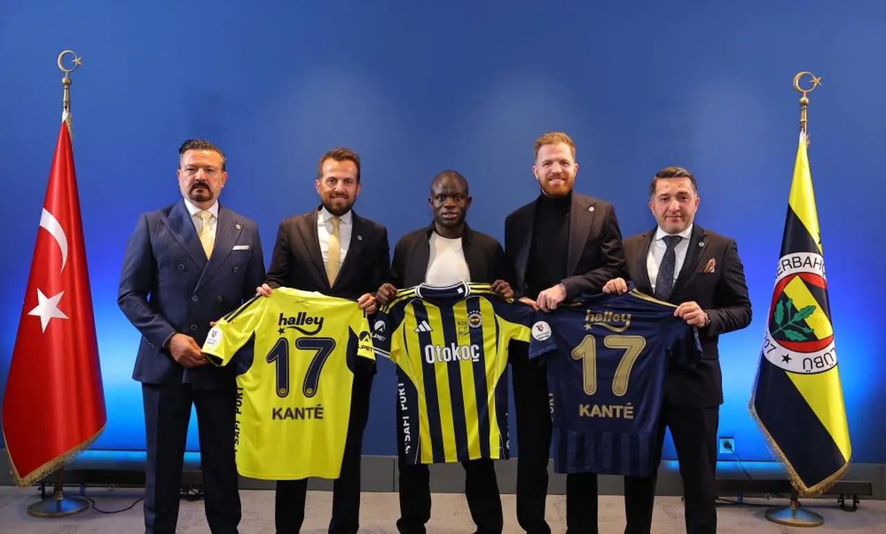 Fransız yıldız, kendisini 2,5 yıllığına sarı-lacivertli renklere bağlayan sözleşmeyi imzaladı. (Fotoğraf: Fenerbahce.org)