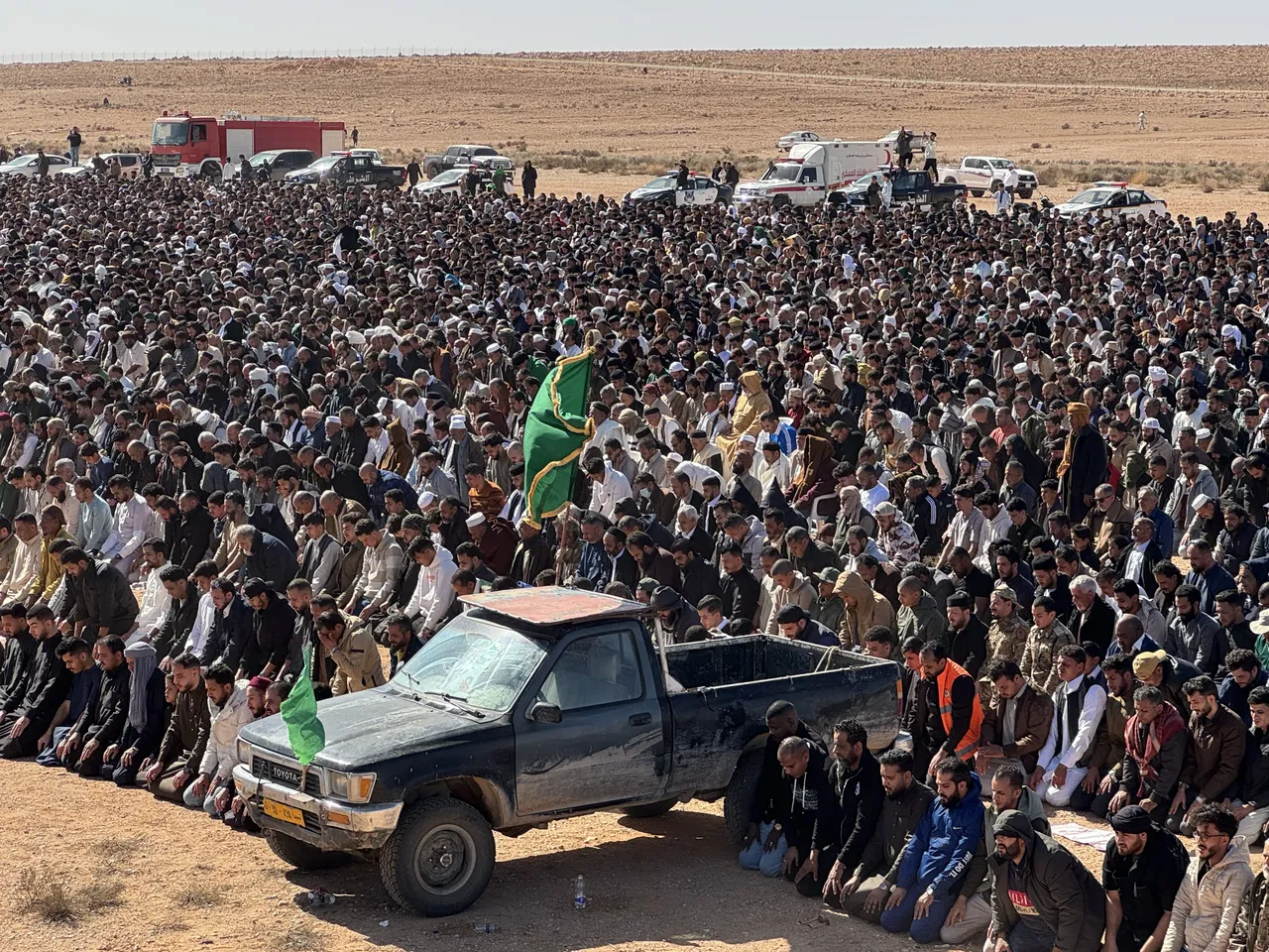 Seyfülislam Kaddafi’nin cenazesinde dikkat çeken görüntüler! Bayraklar törenin en çok konuşulanı oldu