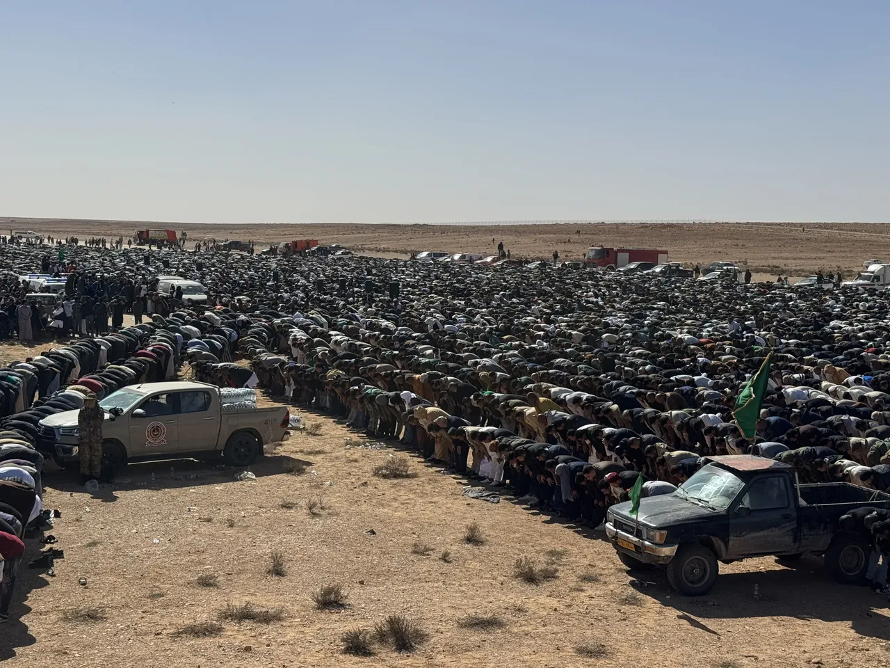 Seyfülislam Kaddafi’nin cenazesinde dikkat çeken görüntüler! Bayraklar törenin en çok konuşulanı oldu