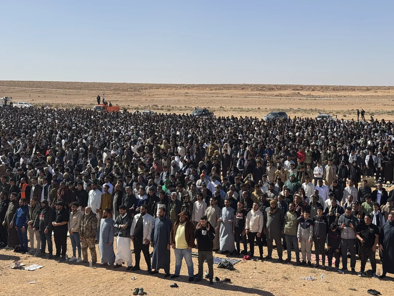 Seyfülislam Kaddafi’nin cenazesinde dikkat çeken görüntüler! Bayraklar törenin en çok konuşulanı oldu