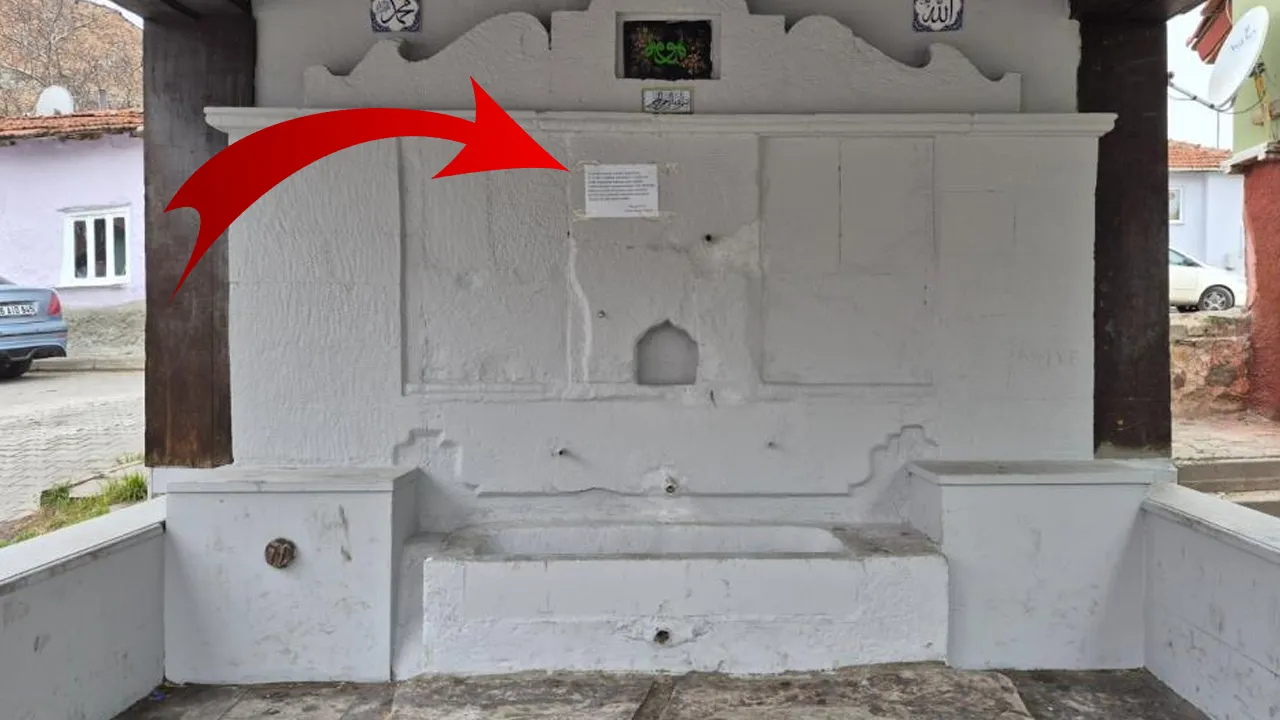 Tarihi çeşmeyi çöplüğe çevirdiler! Muhtar çareyi yazı asmakta buldu