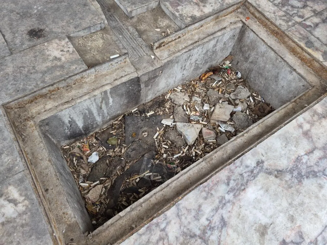 Tarihi çeşmeyi çöplüğe çevirdiler! Muhtar çareyi yazı asmakta buldu