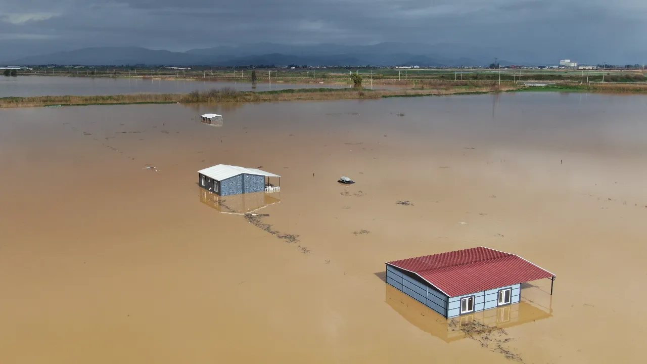 Torbalı Ovası göle döndü! Tarım arazileri ve hobi bahçeleri sular altında