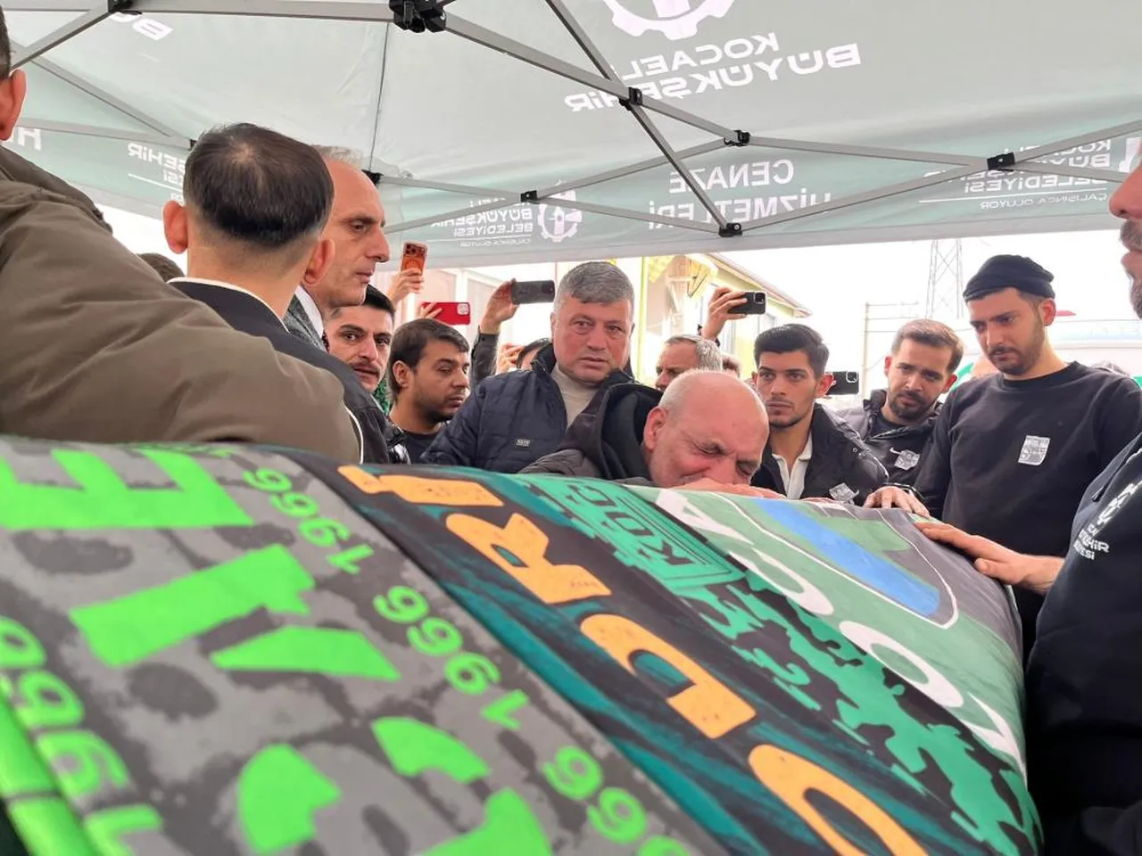 Acılı baba Fehmi Kaçmaz'ın tabut başında gözyaşları