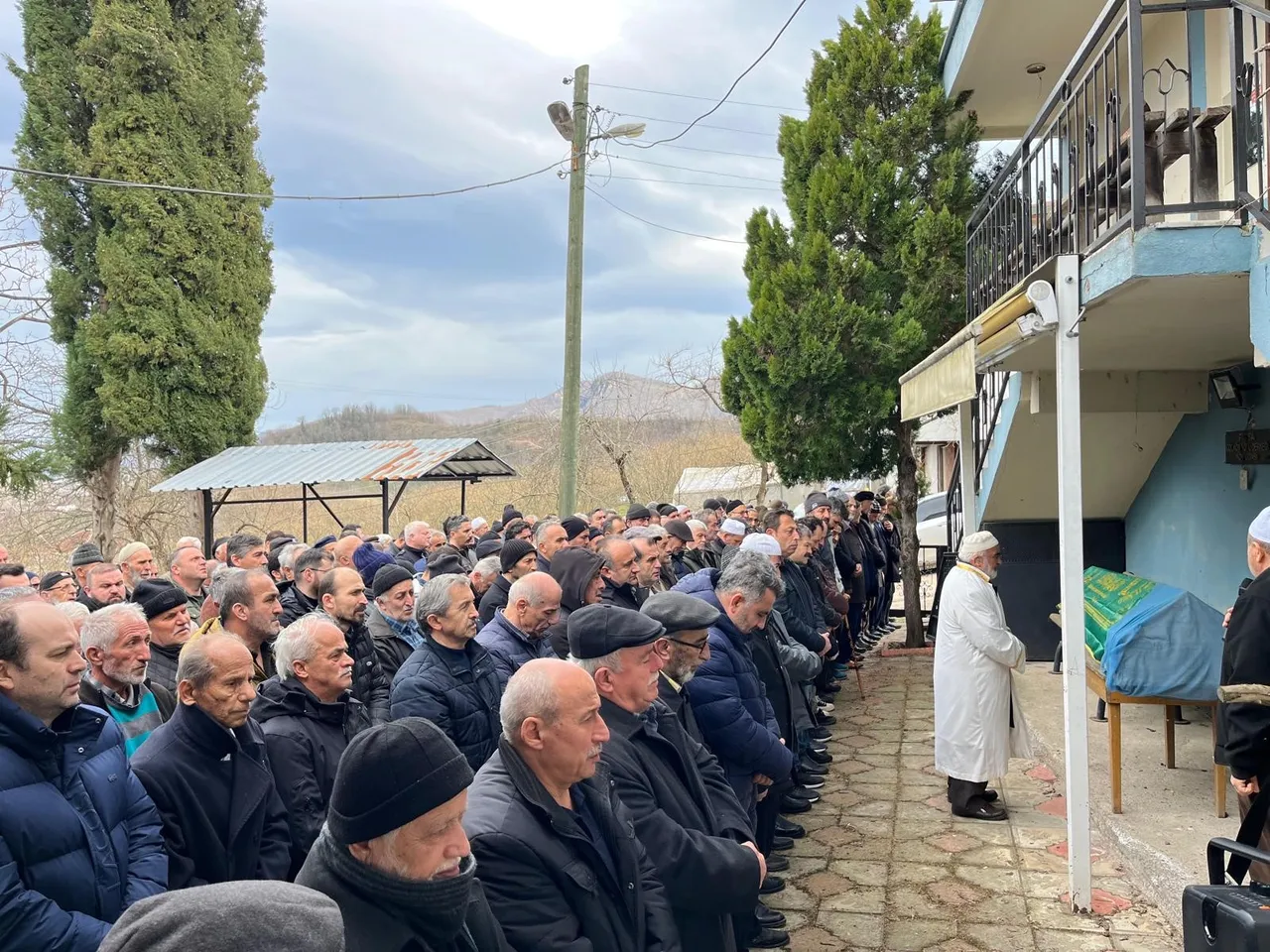 Yan yana defnedildiler: 56 yıllık çift 1 gün arayla vefat etti