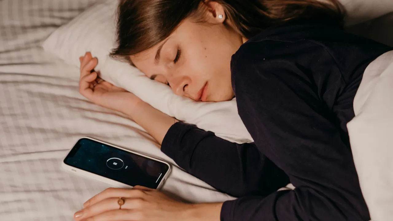 Yatmadan önce telefona bakanlar dikkat! Uyuduğunuzu sanıyorsunuz ama beyin uyanık
