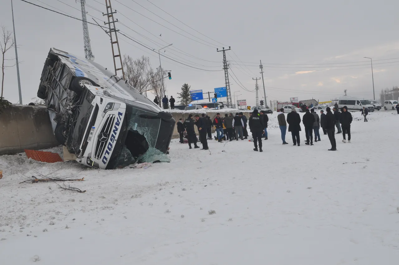 Ağrı'da yolcu otobüsü devrildi! Çok sayıda yaralı var