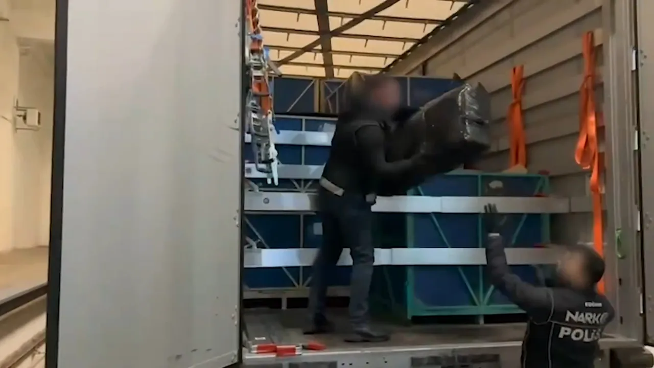 Bakan Yerlikaya duyurdu! 240 kilogram skunk uyuşturucu madde ele geçirildi