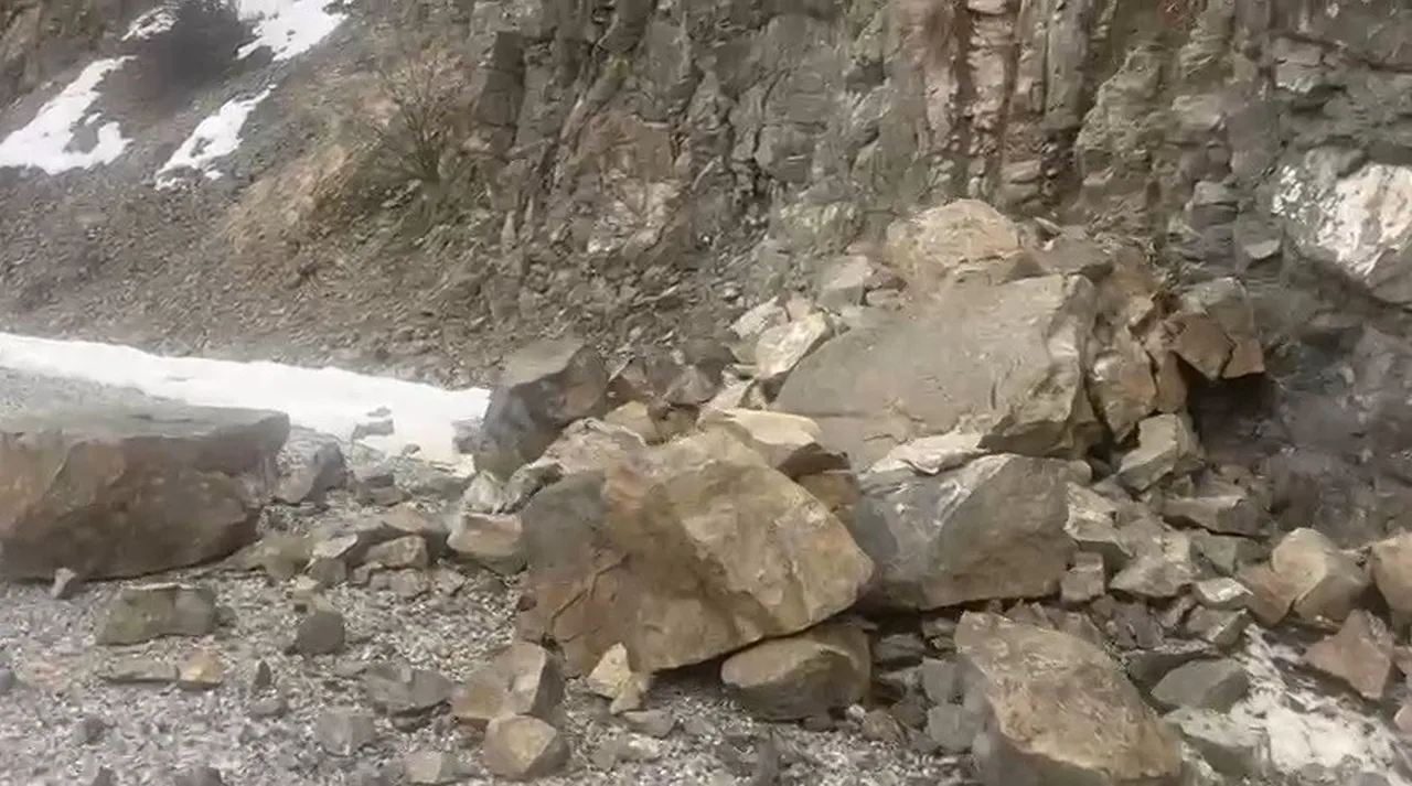 Erzincan’daki 4,9'luk depremin ardından yeni görüntüler: Kaya parçalarının yola düştüğü anlar kamerada
