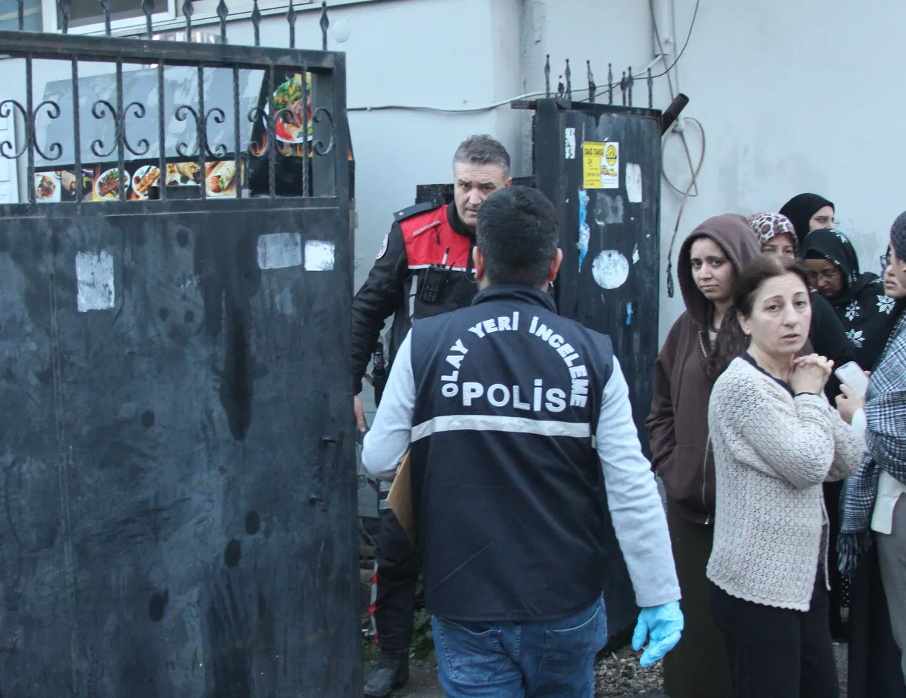 Kız kardeşinin dedikodusunu yapan iş arkadaşlarını vurdu! İkisi ağır çok sayıda yaralı var