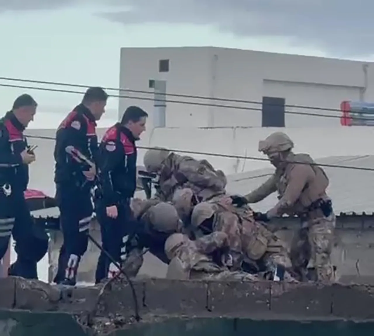 Kız kardeşinin dedikodusunu yapan iş arkadaşlarını vurdu! İkisi ağır çok sayıda yaralı var