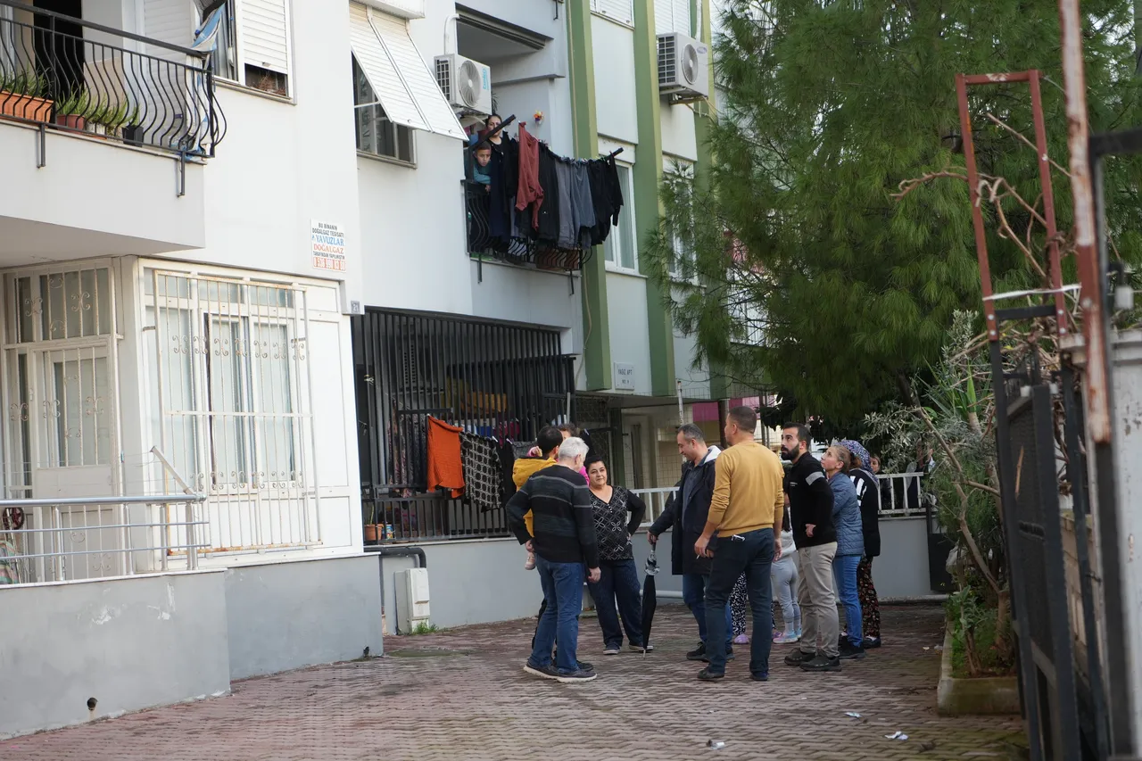 Komşuların zile basmasıyla canını kurtardı! Koridorda yanmış halde buldular