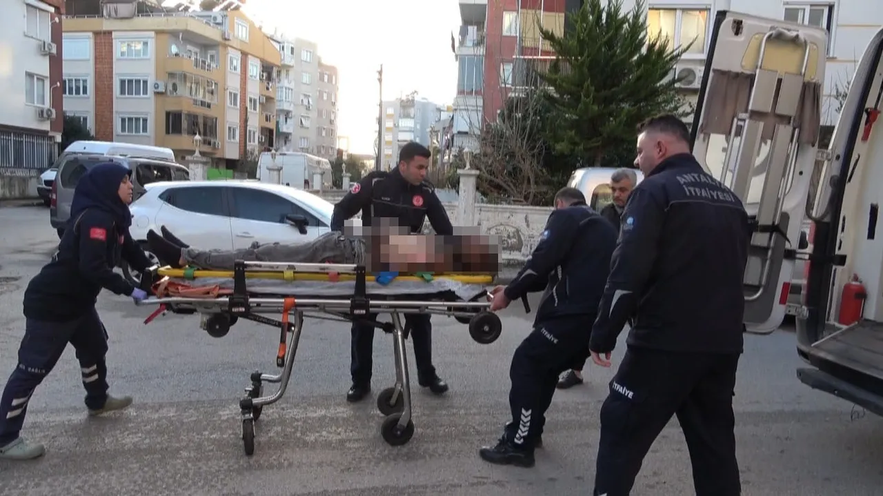 Komşuların zile basmasıyla canını kurtardı! Koridorda yanmış halde buldular