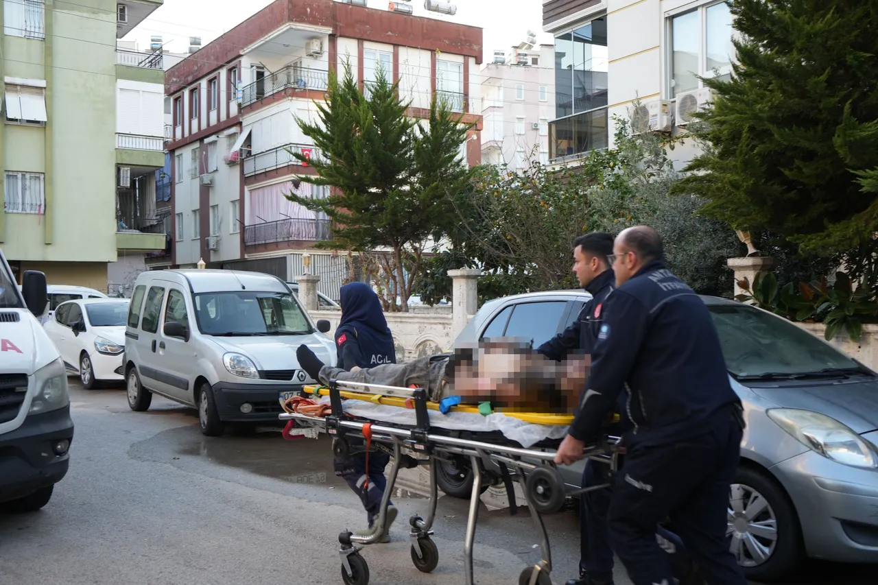 Komşuların zile basmasıyla canını kurtardı! Koridorda yanmış halde buldular