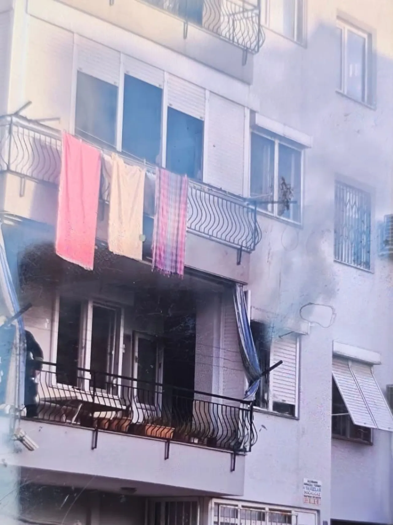 Komşuların zile basmasıyla canını kurtardı! Koridorda yanmış halde buldular