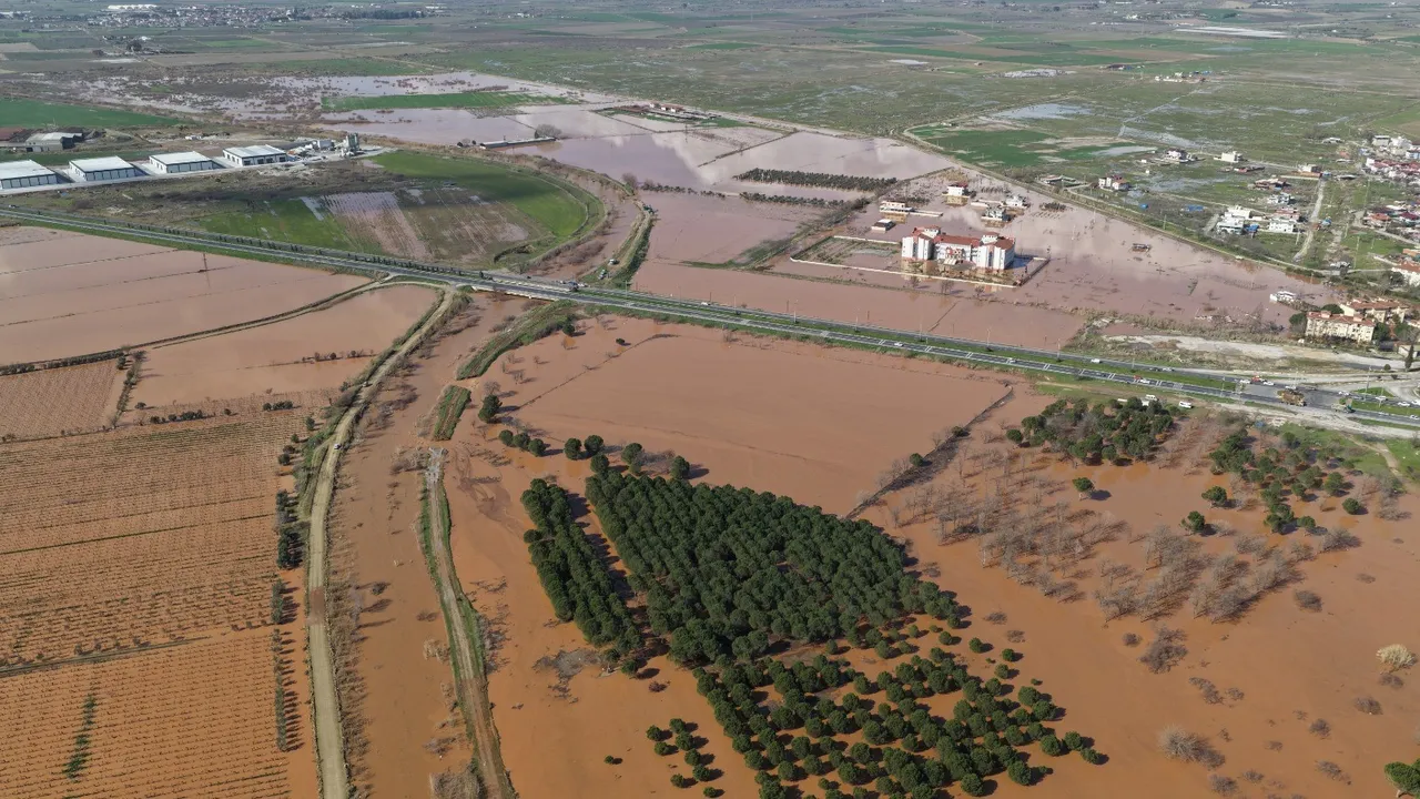 Manisa'yı sağanak yıktı geçti! Dere taştı, yol çöktü, tarlalar sular altında kaldı