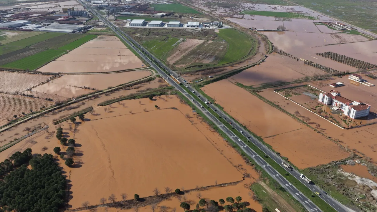 Manisa'yı sağanak yıktı geçti! Dere taştı, yol çöktü, tarlalar sular altında kaldı