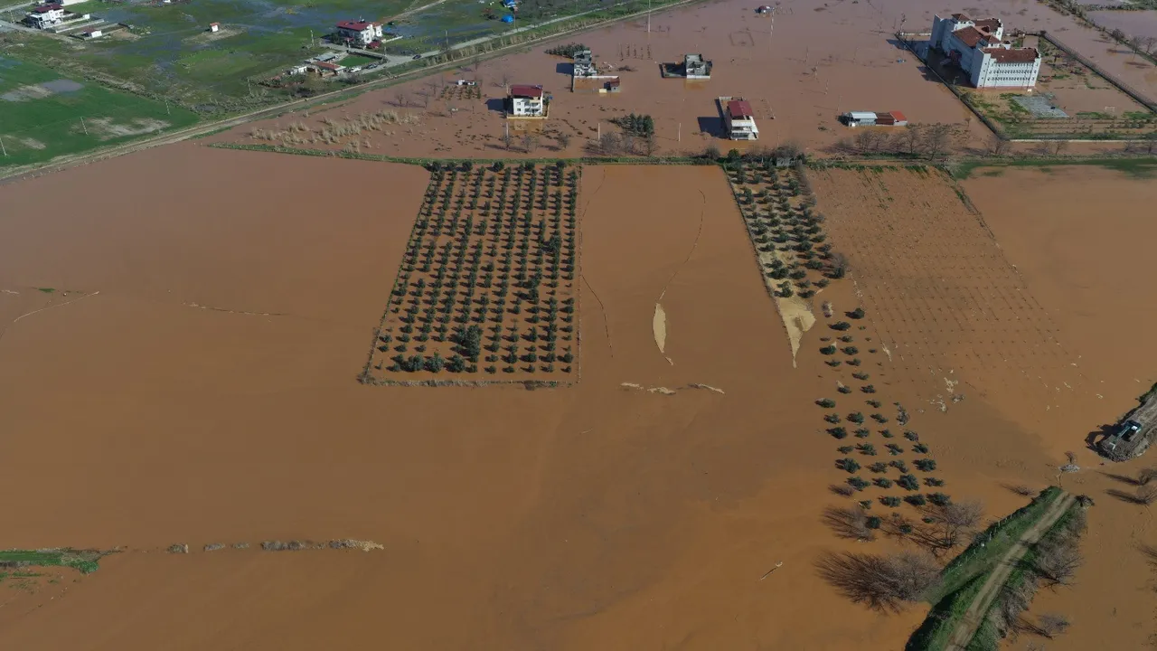 Manisa'yı sağanak yıktı geçti! Dere taştı, yol çöktü, tarlalar sular altında kaldı