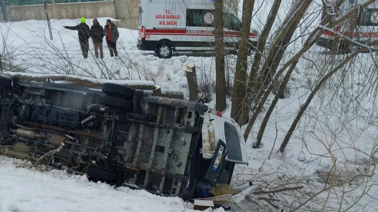 Muş’ta işçi servisi şarampole devrildi! Yaralılar var