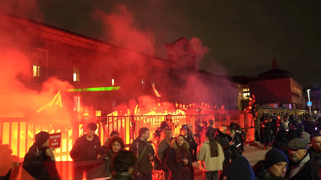 Olimpiyat Açılışı'nda İsrail kafilesi rezil oldu! Yuhalanarak sahneye çıktılar