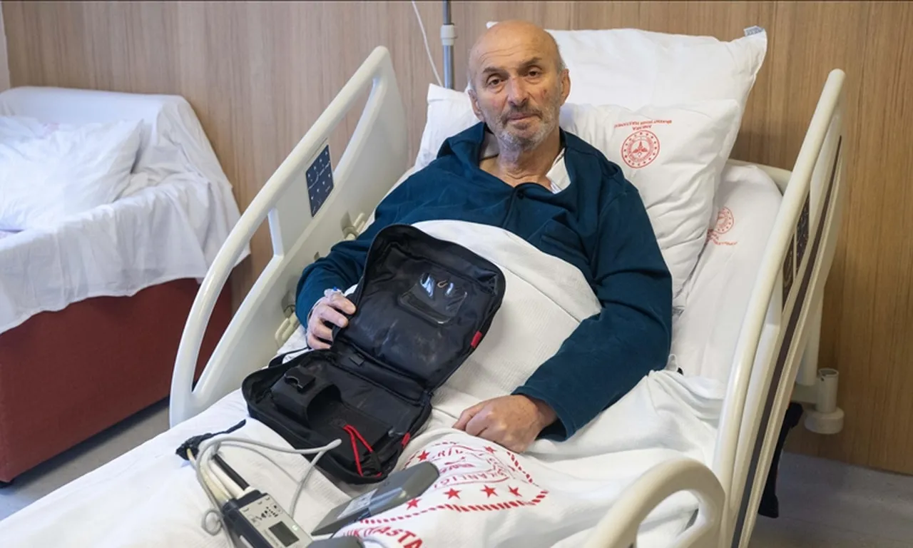 Omzundaki kalp ile yaşıyor! İki adım atıp düşüyordu, hayata böyle tutundu