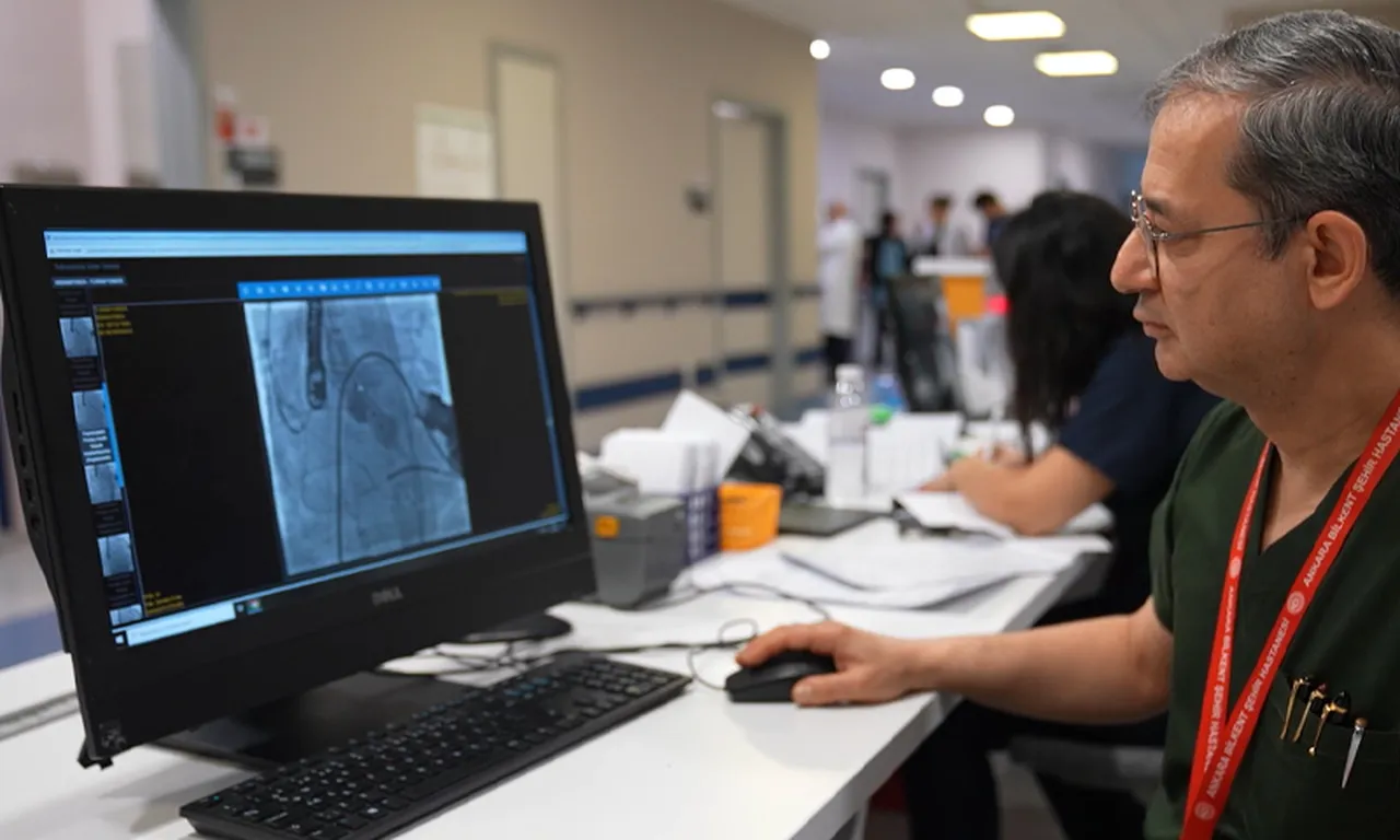 Omzundaki kalp ile yaşıyor! İki adım atıp düşüyordu, hayata böyle tutundu