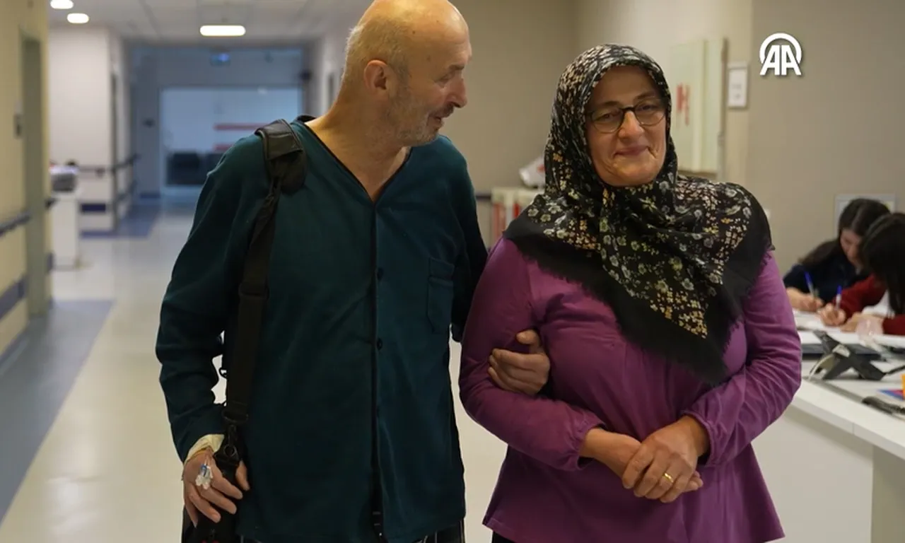 Omzundaki kalp ile yaşıyor! İki adım atıp düşüyordu, hayata böyle tutundu