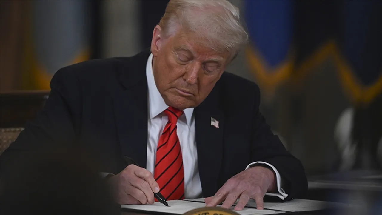Trump müzakere dinlemedi! İran'a yönelik gümrük vergisi kararını imzaladı