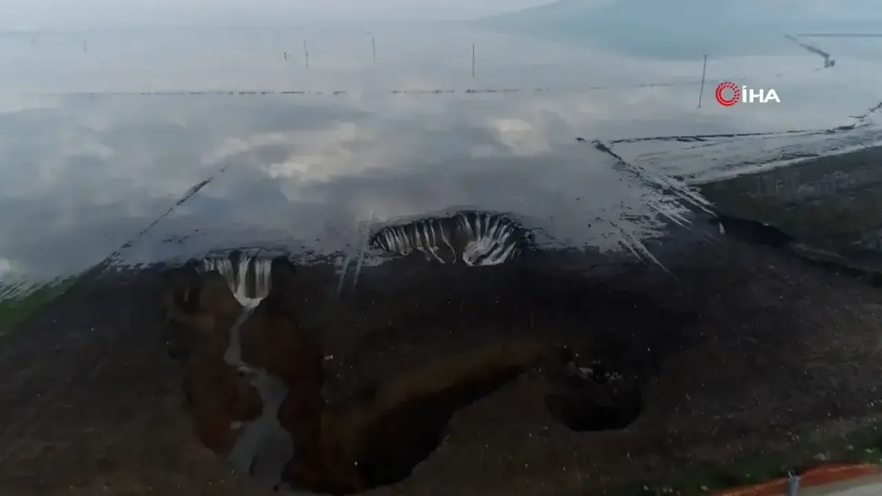 2019’daki manzaranın aynısı! İzmir’de sağanak sonrası obruklar yeniden doldu